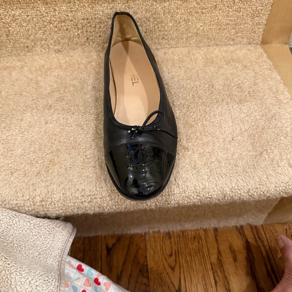 CHANEL Black Patent Leather Flats - Picture 4 of 10
